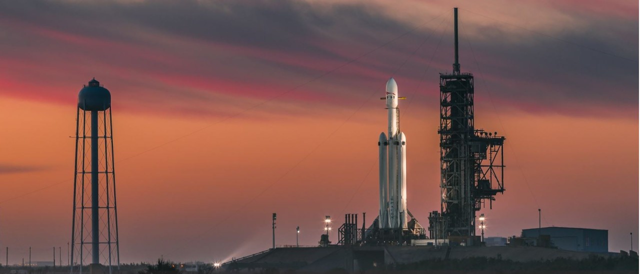 SpaceX, il Falcon Heavy ha spiccato il volo