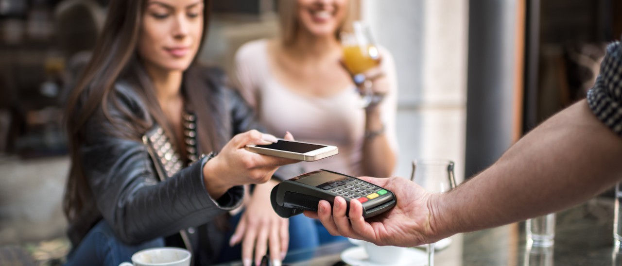 Pagamenti digitali, boom delle carte contactless