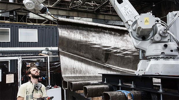 I robot di MX3D al lavoro sulla realizzazione della struttura