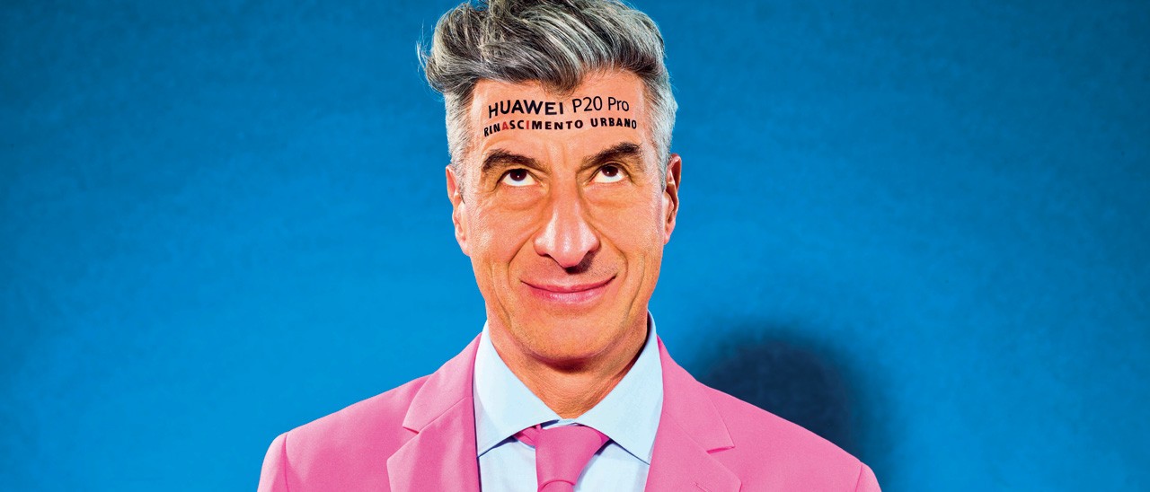 Maurizio Cattelan col Huawei P20 Pro in testa