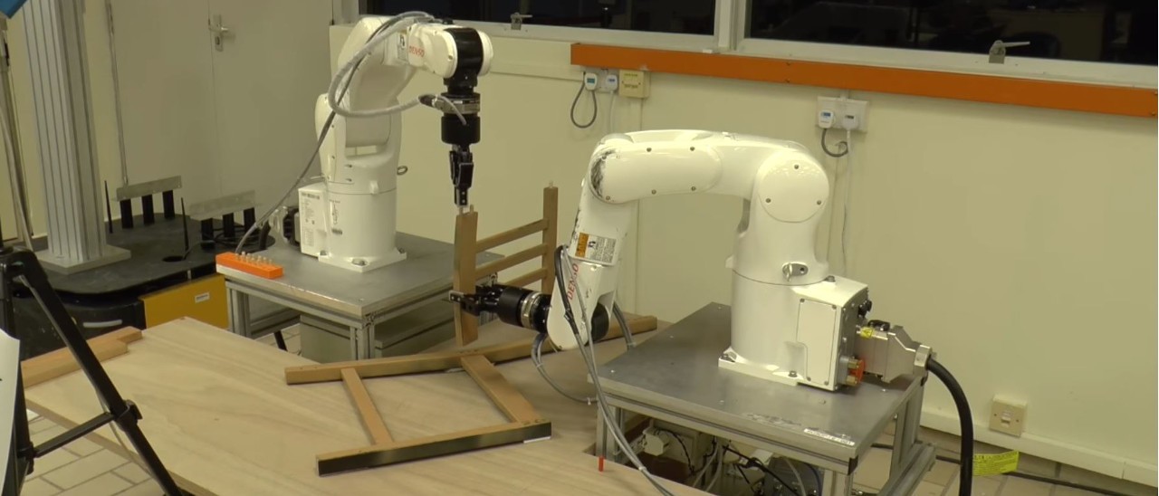 IKEA, un robot monta una sedia in 20 minuti