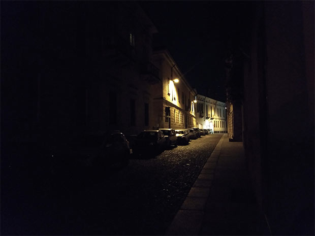 Una via di Crema, fotografata con la modalità Notte di Huawei P20 Pro