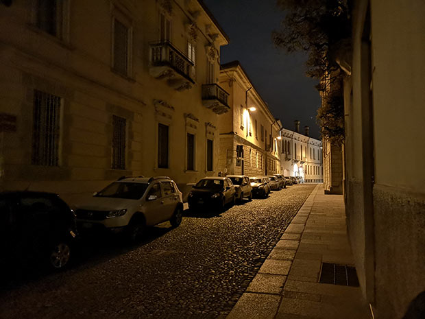 Una via di Crema, fotografata con la modalità Notte di Huawei P20 Pro