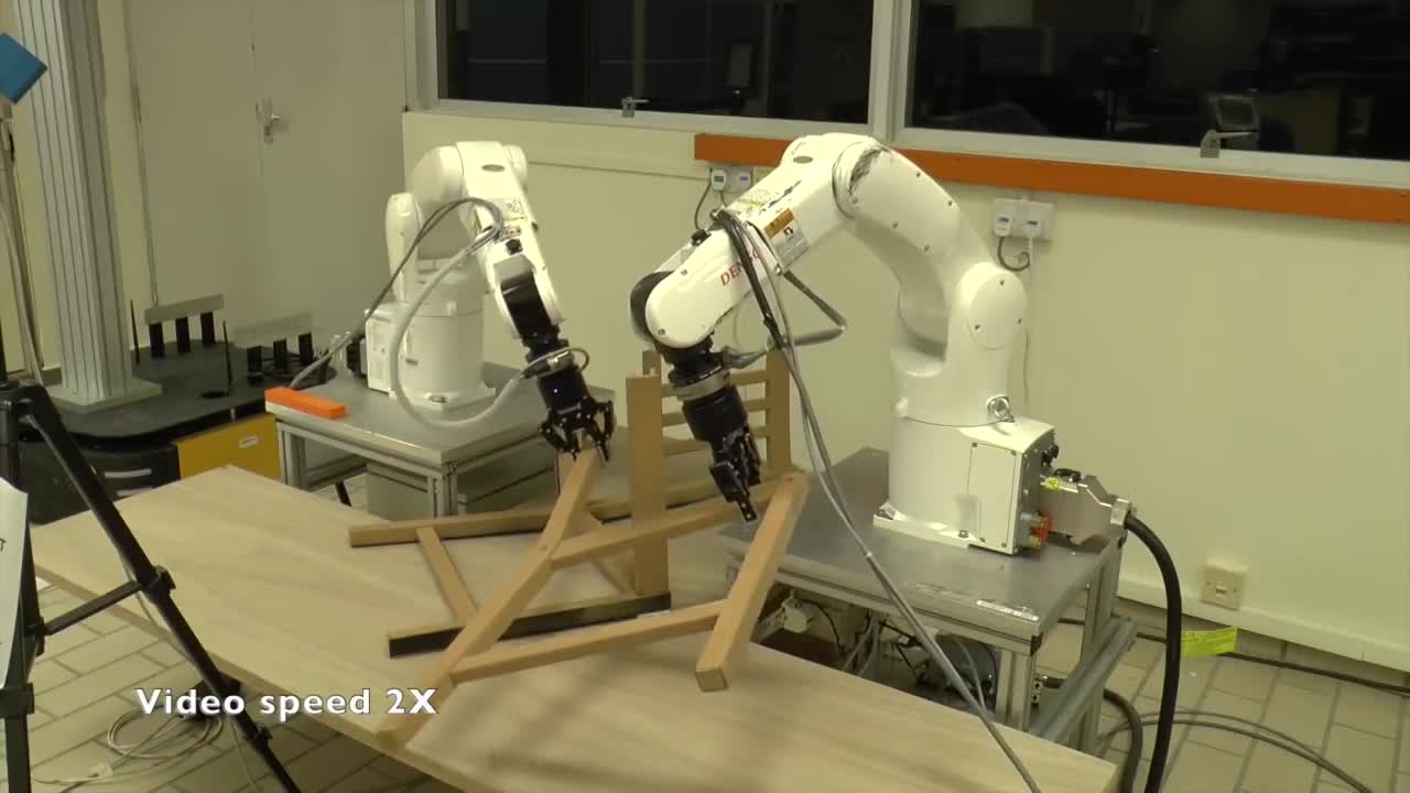 Il robot che monta la sedia di IKEA