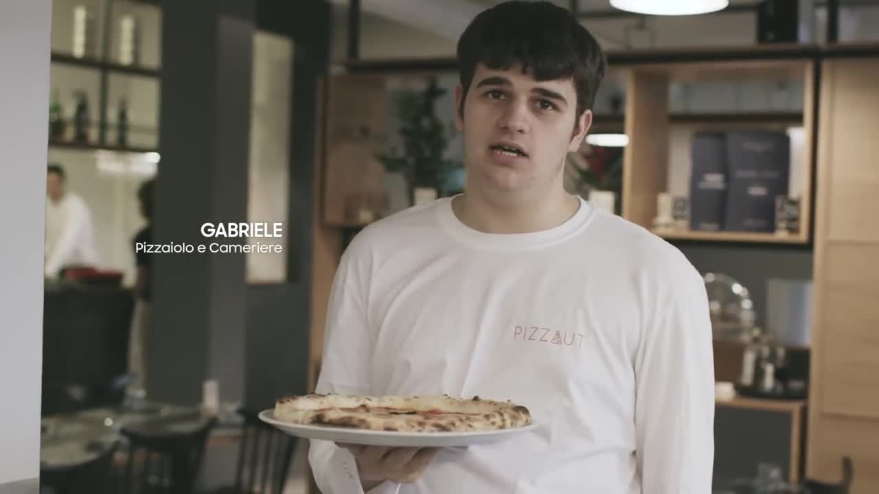 In pizzeria con l'applicazione PizzAut di Samsung