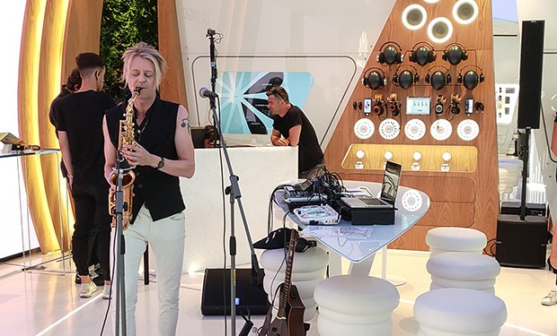 Andy dei Bluvertigo live dall'Experience Store di Huawei a Milano