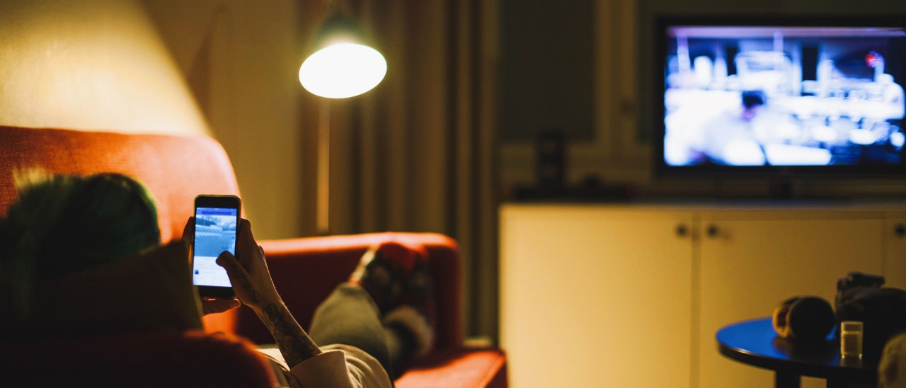 Più tempo sui social che davanti alla TV