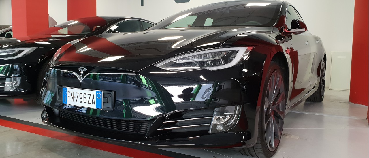 Tesla Model S: elettrica, connessa ed assistita