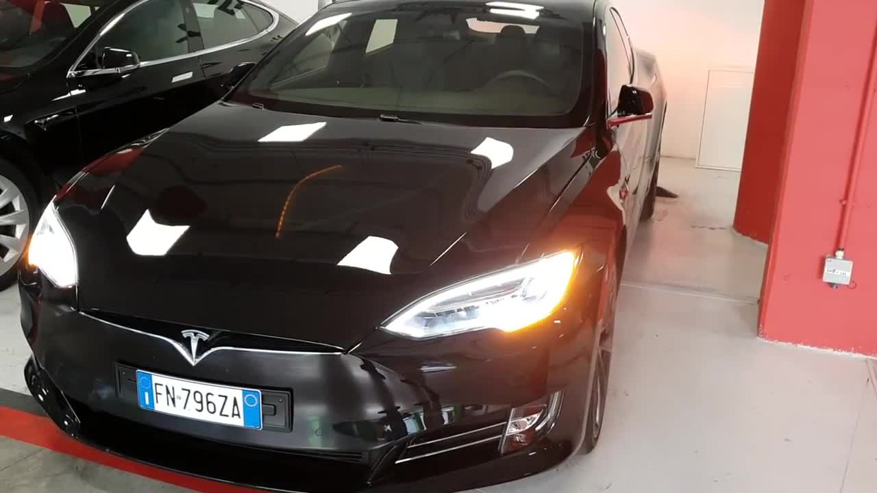 Tesla: la tecnologia Summon in azione
