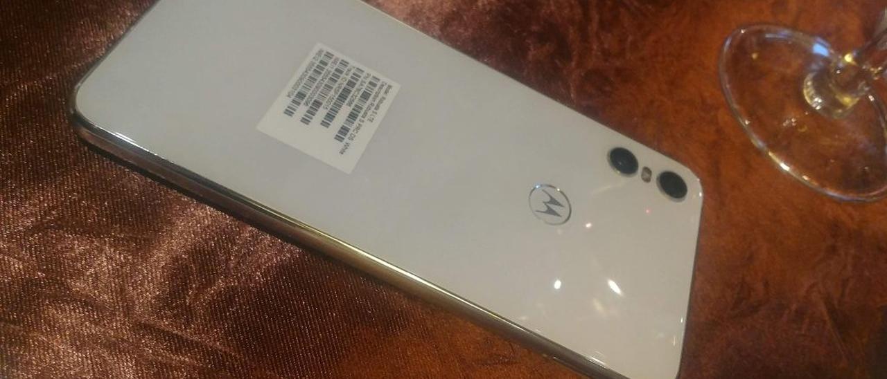 Motorola One, immagini della variante bianca