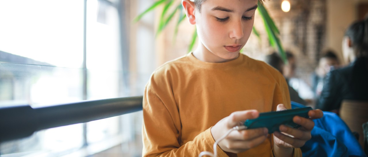 Facebook, più controlli sugli account dei minori