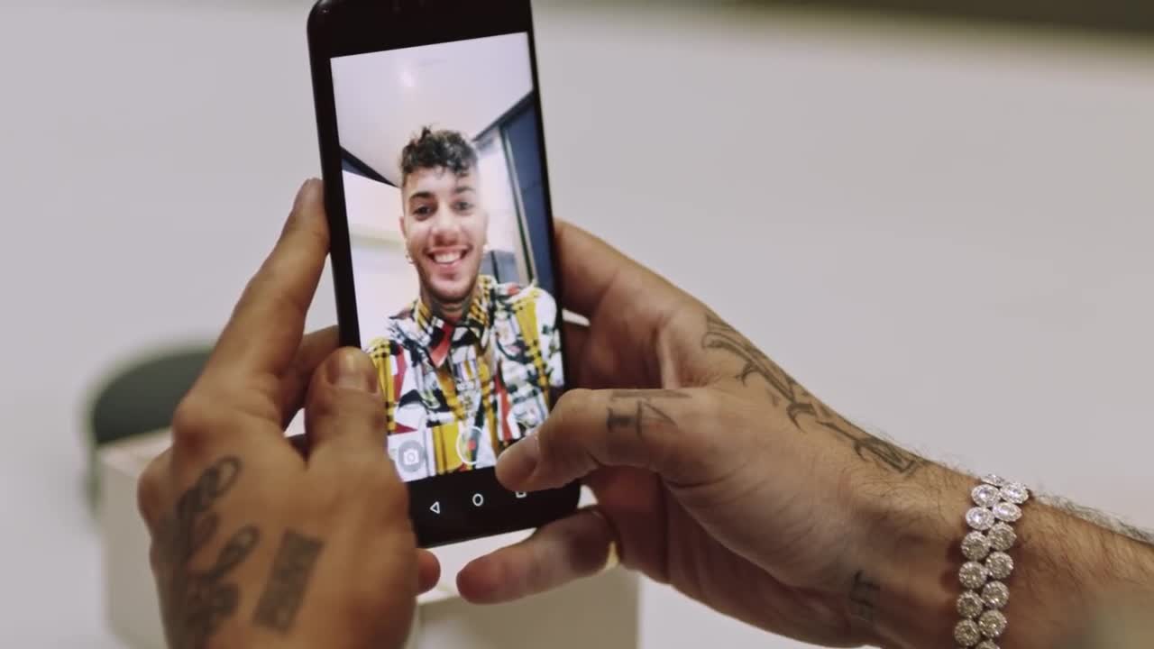 Huawei P Smart+, l'unboxing di Emis Killa