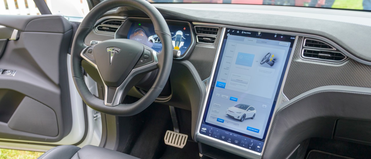 Tesla, aggiornamento di Natale con tante novità