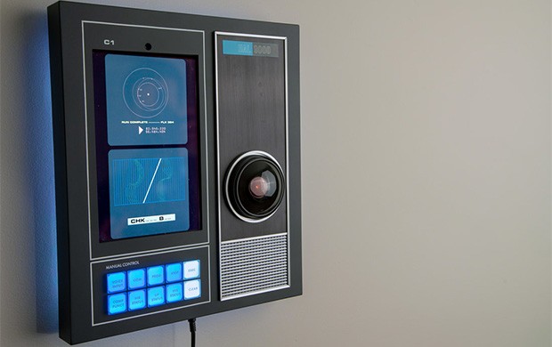 La replica fedele di HAL 9000, il computer di bordo di 2001: Odissea nello spazio, proposto da Master Replicas Group con una campagna di crowdfunding sulla piattaforma Indiegogo