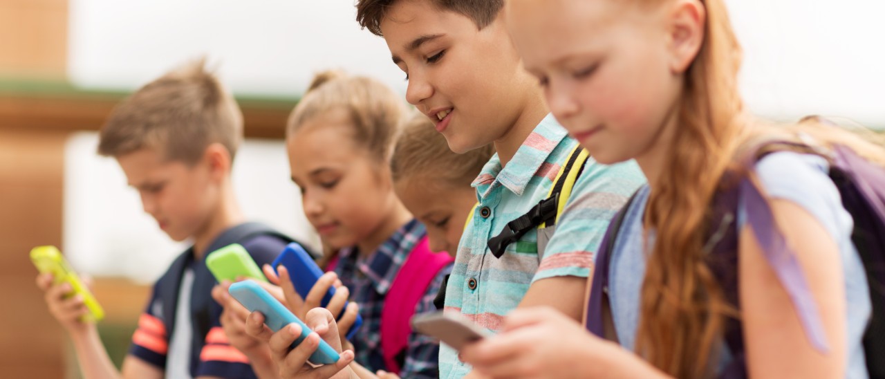 Francia, stop agli smartphone a scuola