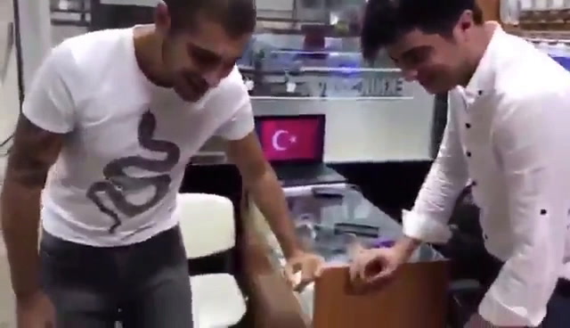 Turchia VS. Trump: Distruzione iPhone