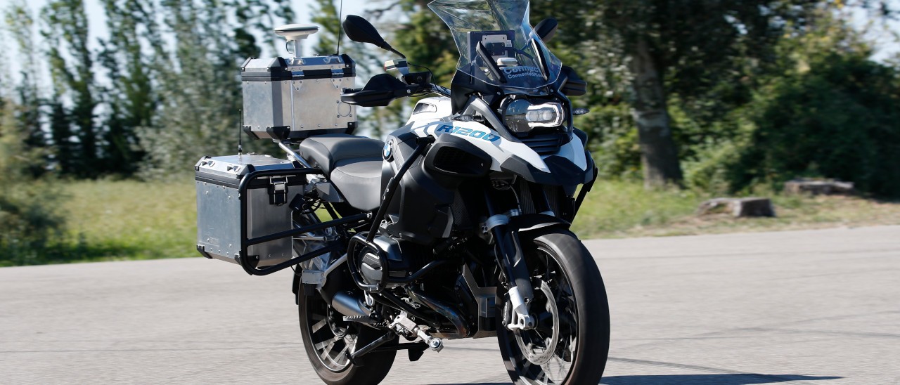BMW, ecco la moto che si guida da sola