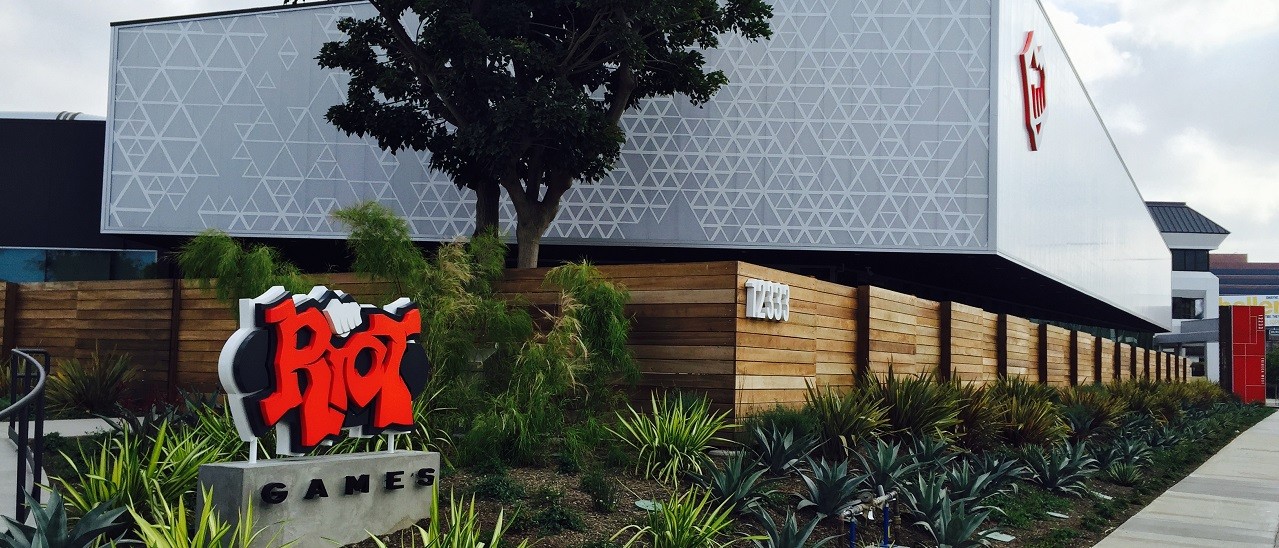 Riot Games denunciata per sessismo