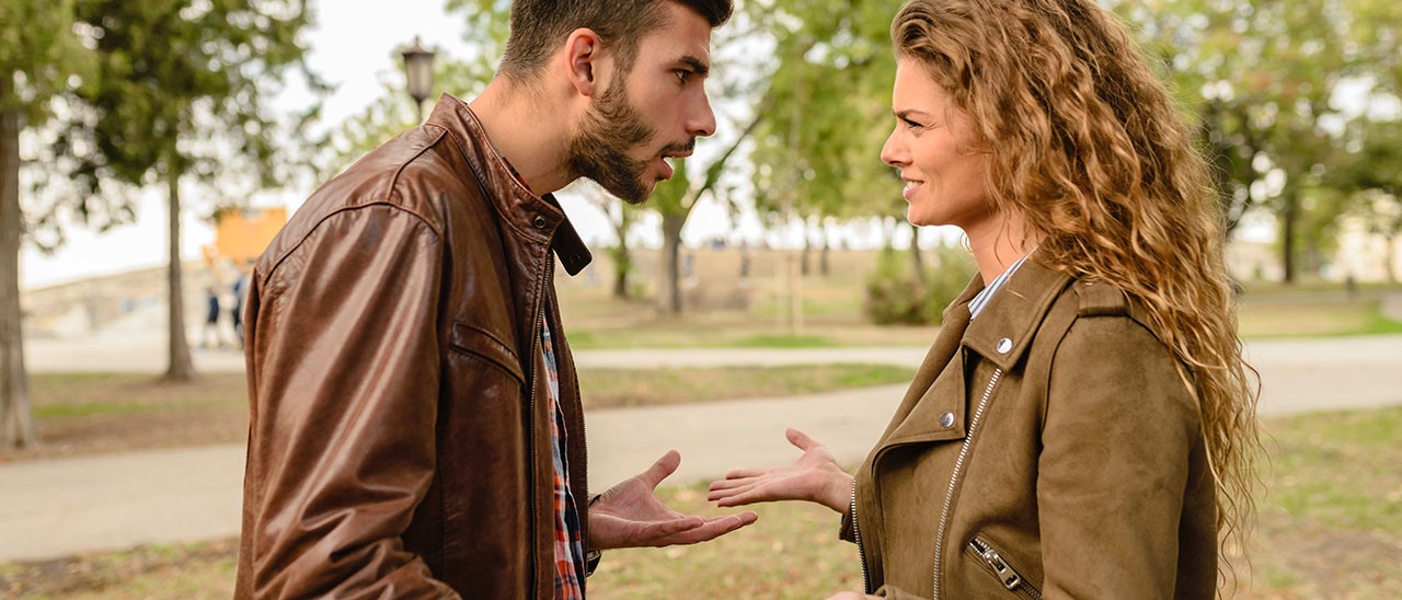 Smartphone del partner: gli uomini spiano di più