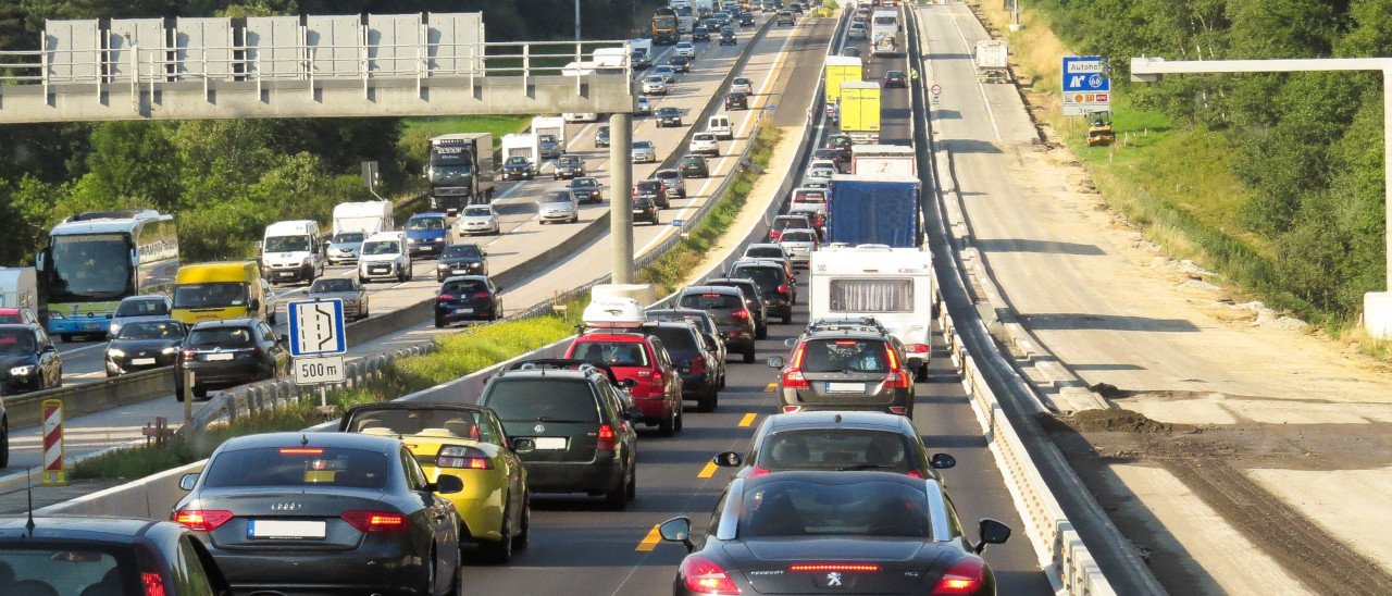 Mobilità: dal 2022 frenata automatica obbligatoria