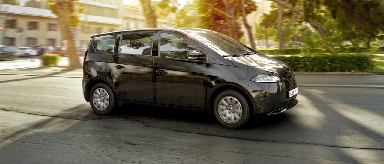 Sion, l'auto elettrica che si ricarica con il Sole