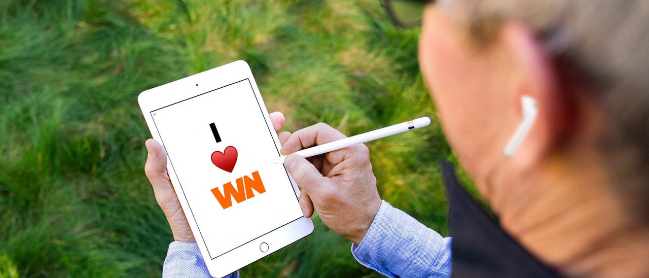 Tim Cook con le AirPods: il meme è servito