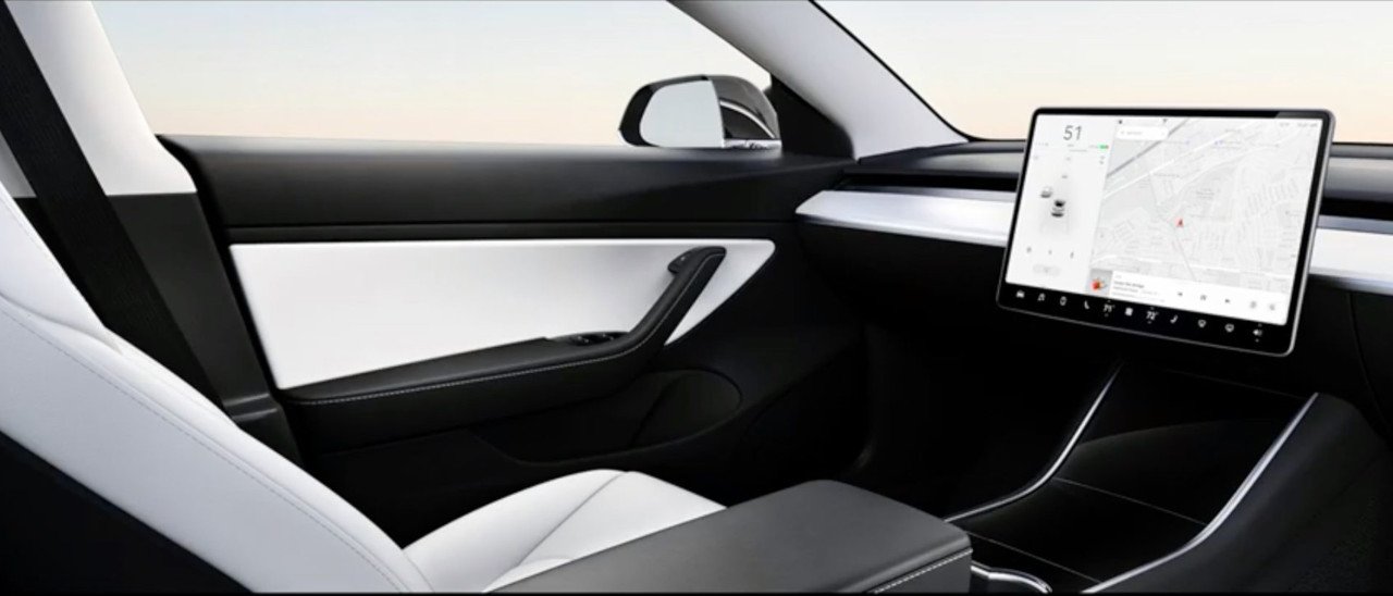 Tesla, auto senza volante entro due anni