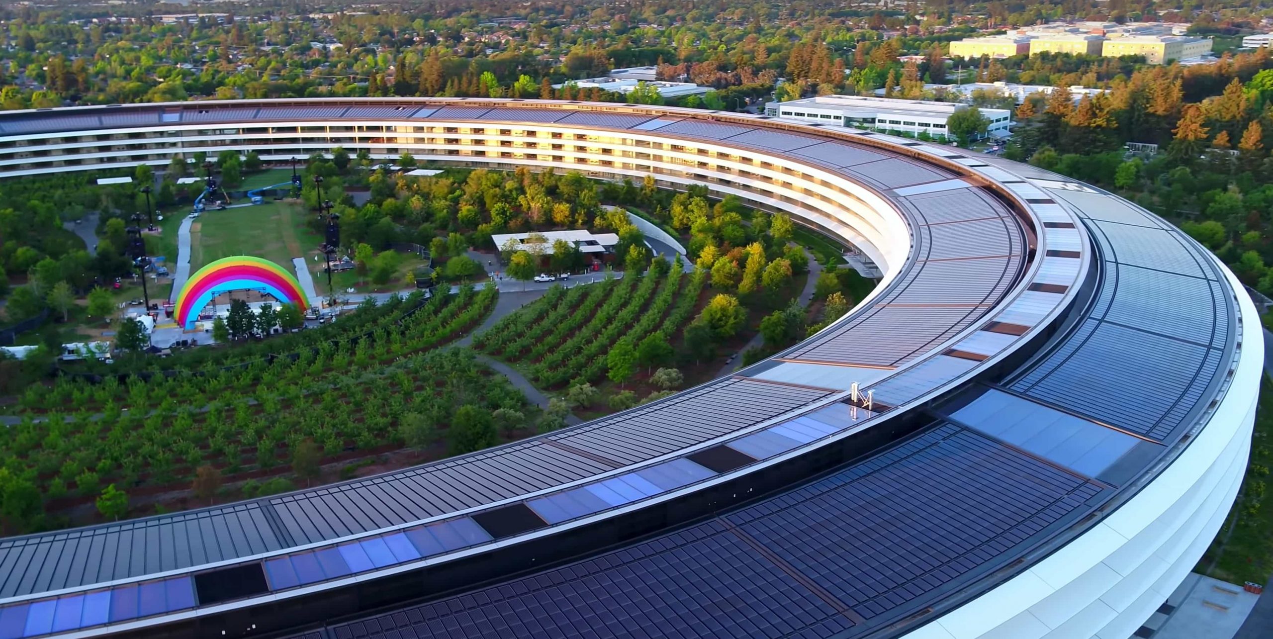 Mistero ad Apple Park - Palco Rainbow
