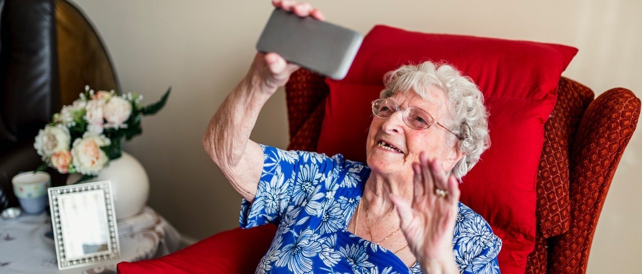 Smartphone per anziani: caratteristiche e scelta