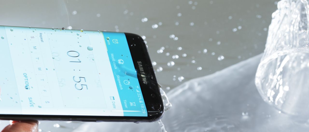 Gli smartphone non resistono all'acqua per sempre