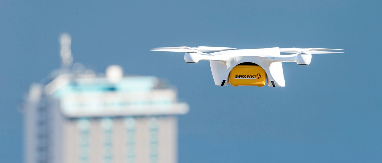 Drone-corriere si schianta vicino ai bambini