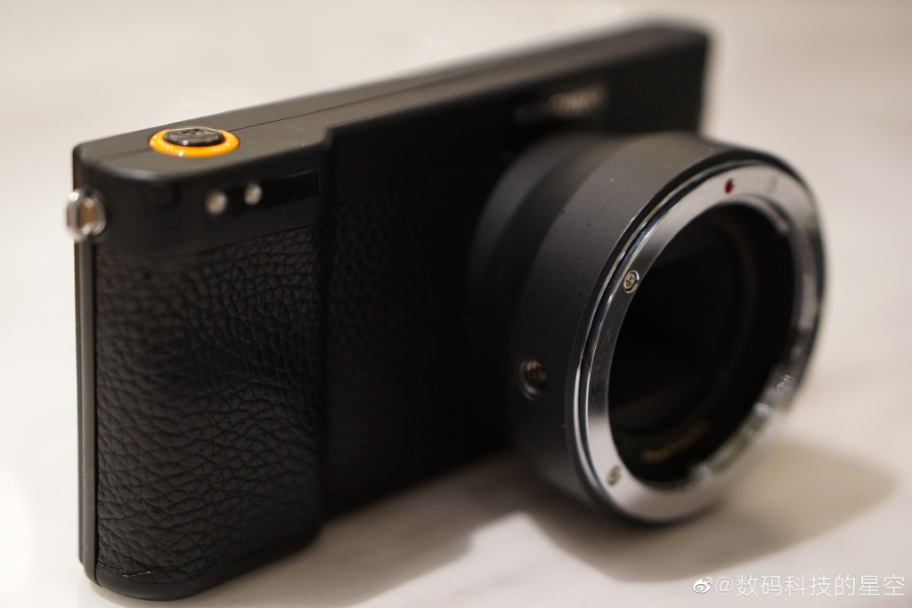 Yongnuo YN450: iniziata la distribuzione in Cina