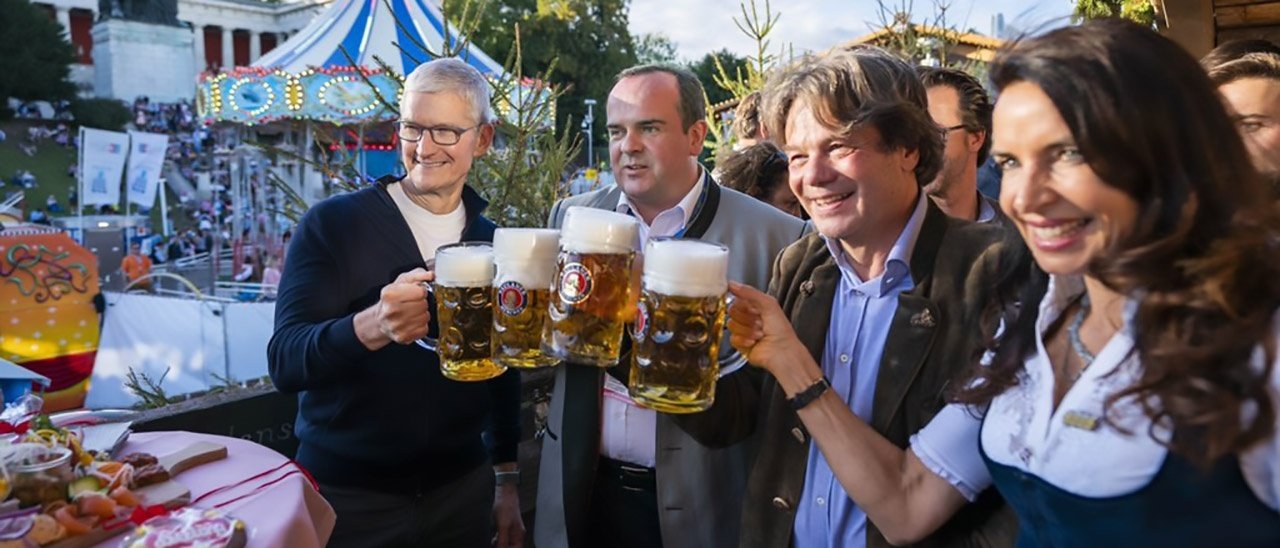 Tim Cook si aggira per l'Oktoberfest