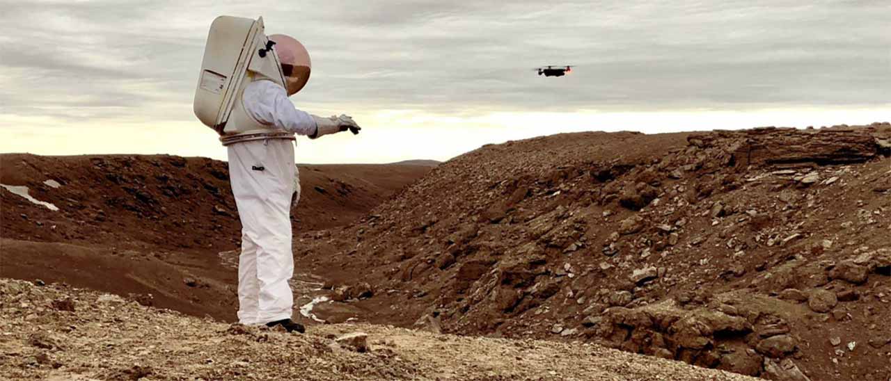 Marte, guanto per astronauti che controlla droni