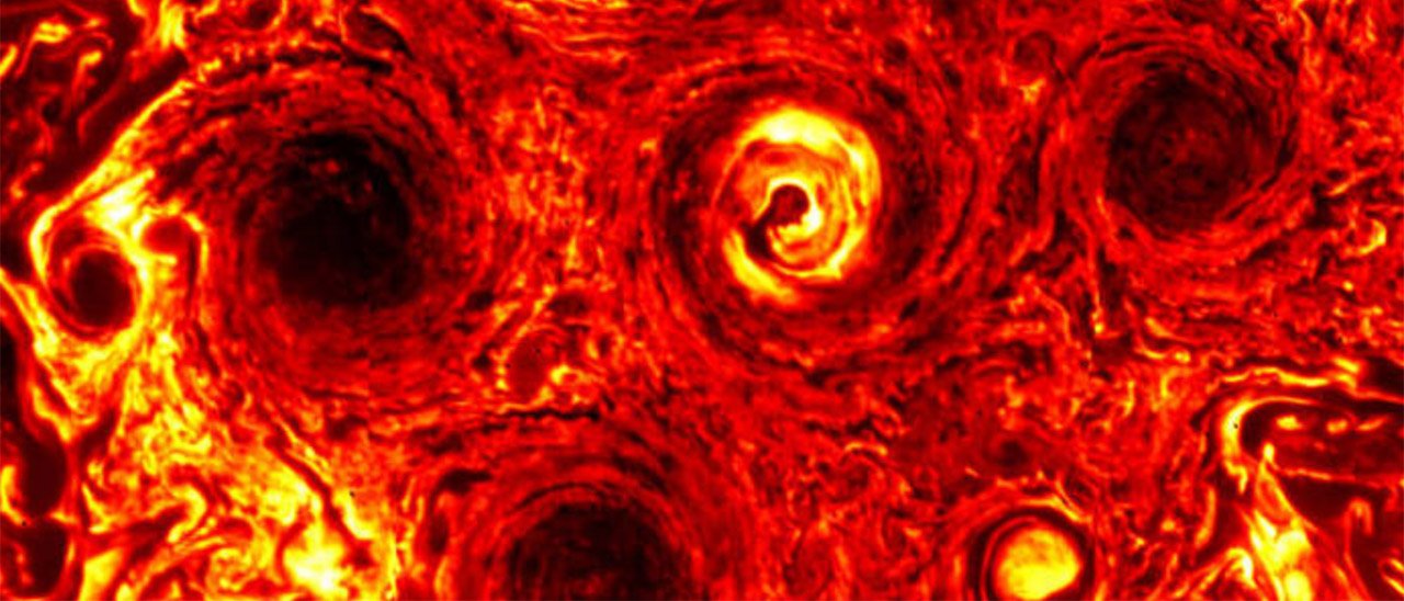 NASA, fotografati 7 cicloni giganteschi su Giove