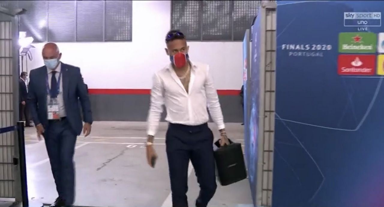 Neymar con l’inseparabile cassa Bose alla finale di Champions