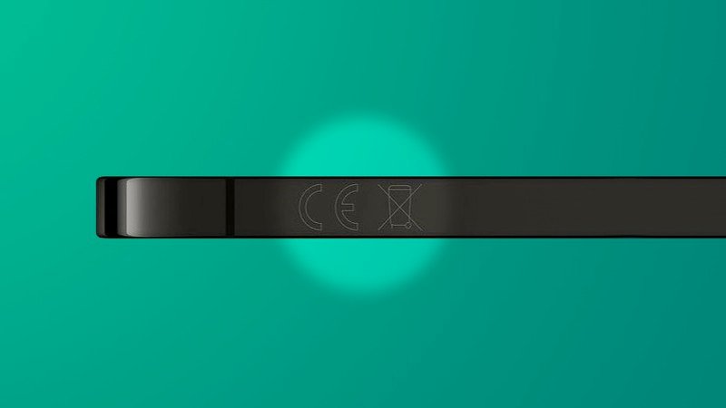 iPhone 12 europeo. Sul dorso ha il marchio CE, a differenza di quello USA.