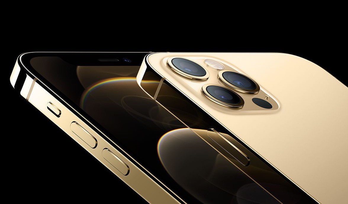 iPhone 12 Pro, color Oro, visto dal retro.