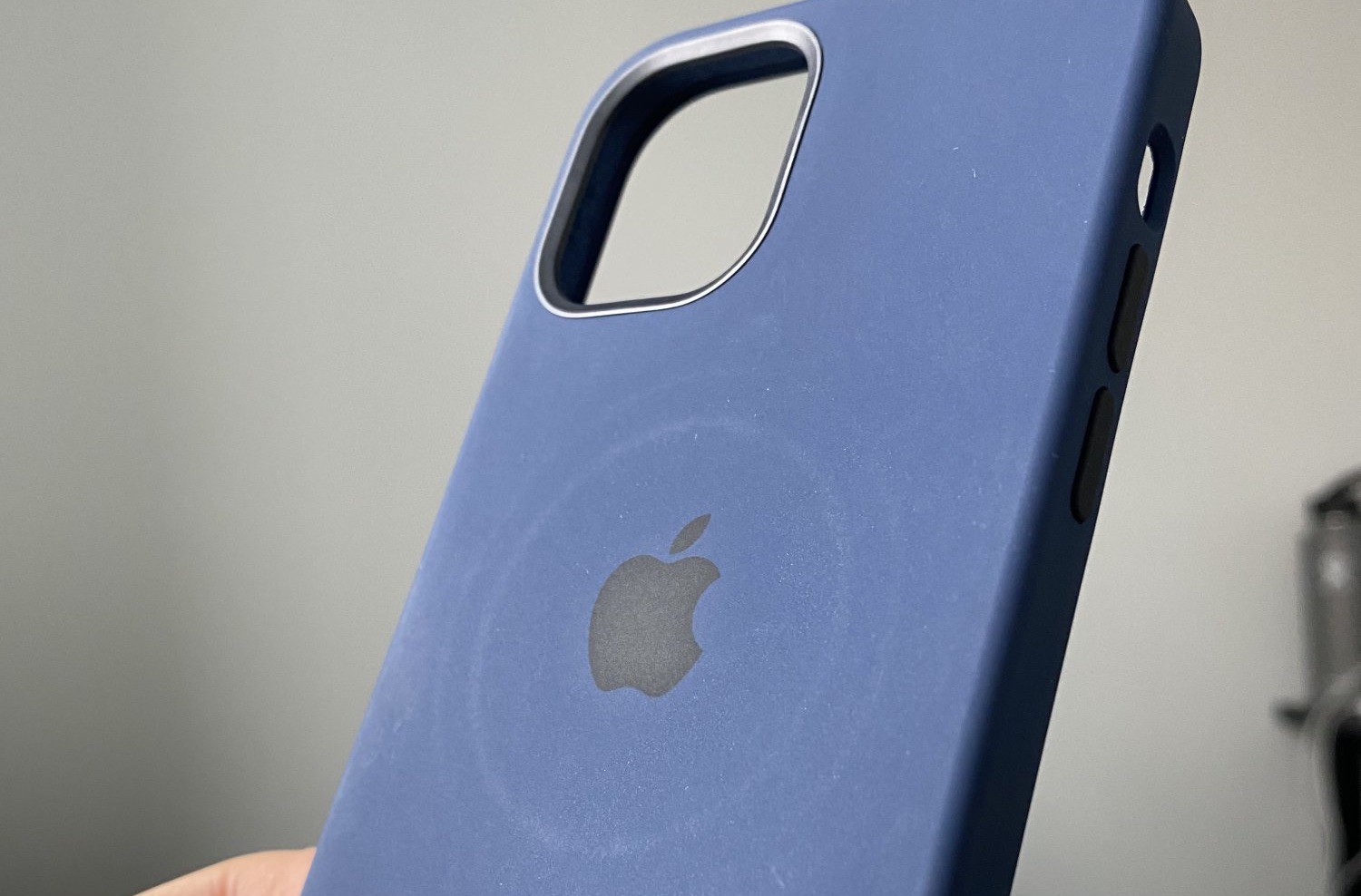 Una cover Apple rovinata dall'uso di MagSafe