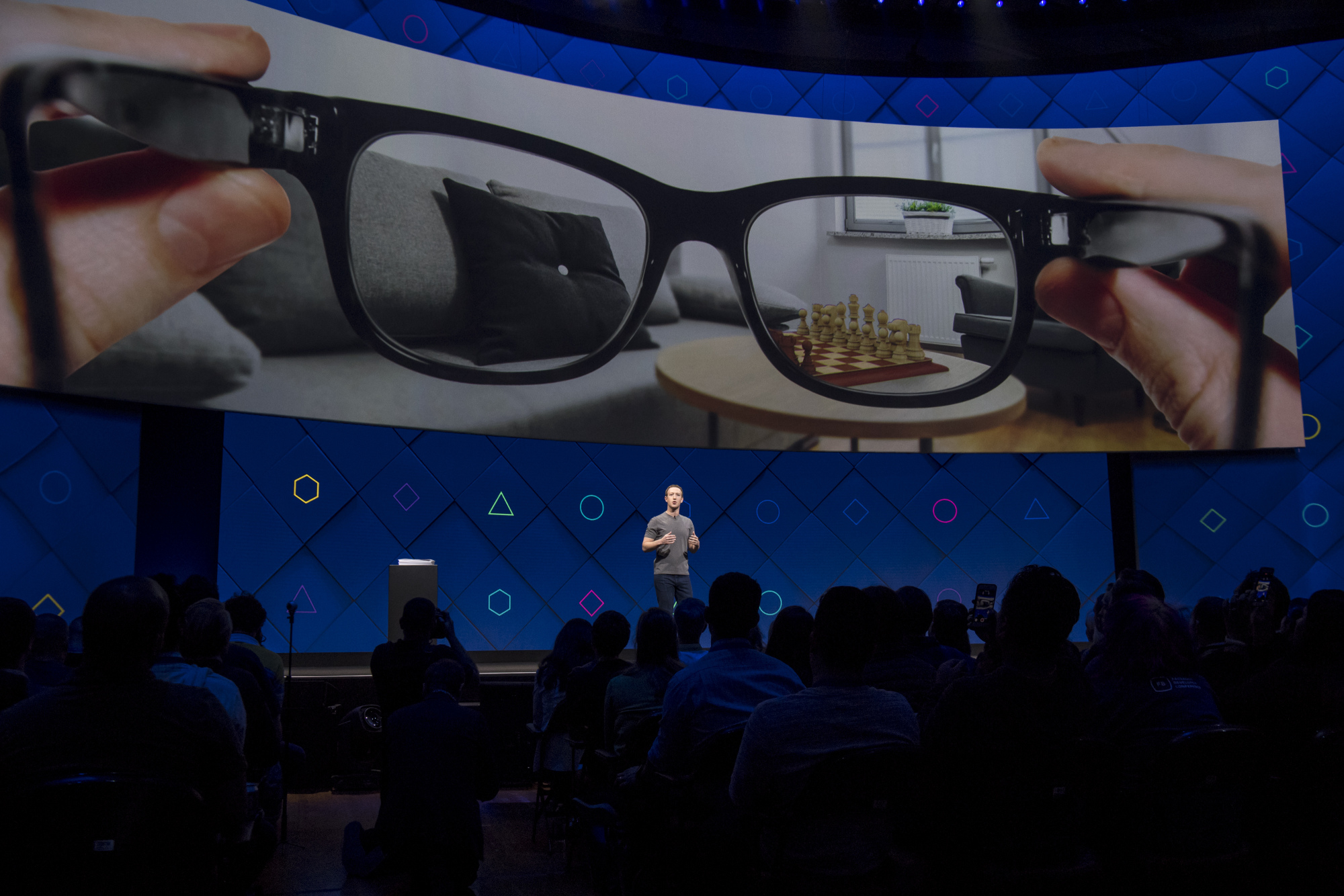 Facebook progetta degli occhiali Ray-Ban con fotocamera