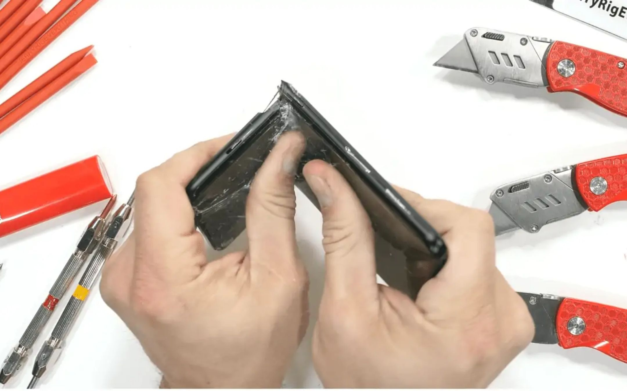 OnePlus 10 Pro si piega anche se non dovrebbe, che disastro