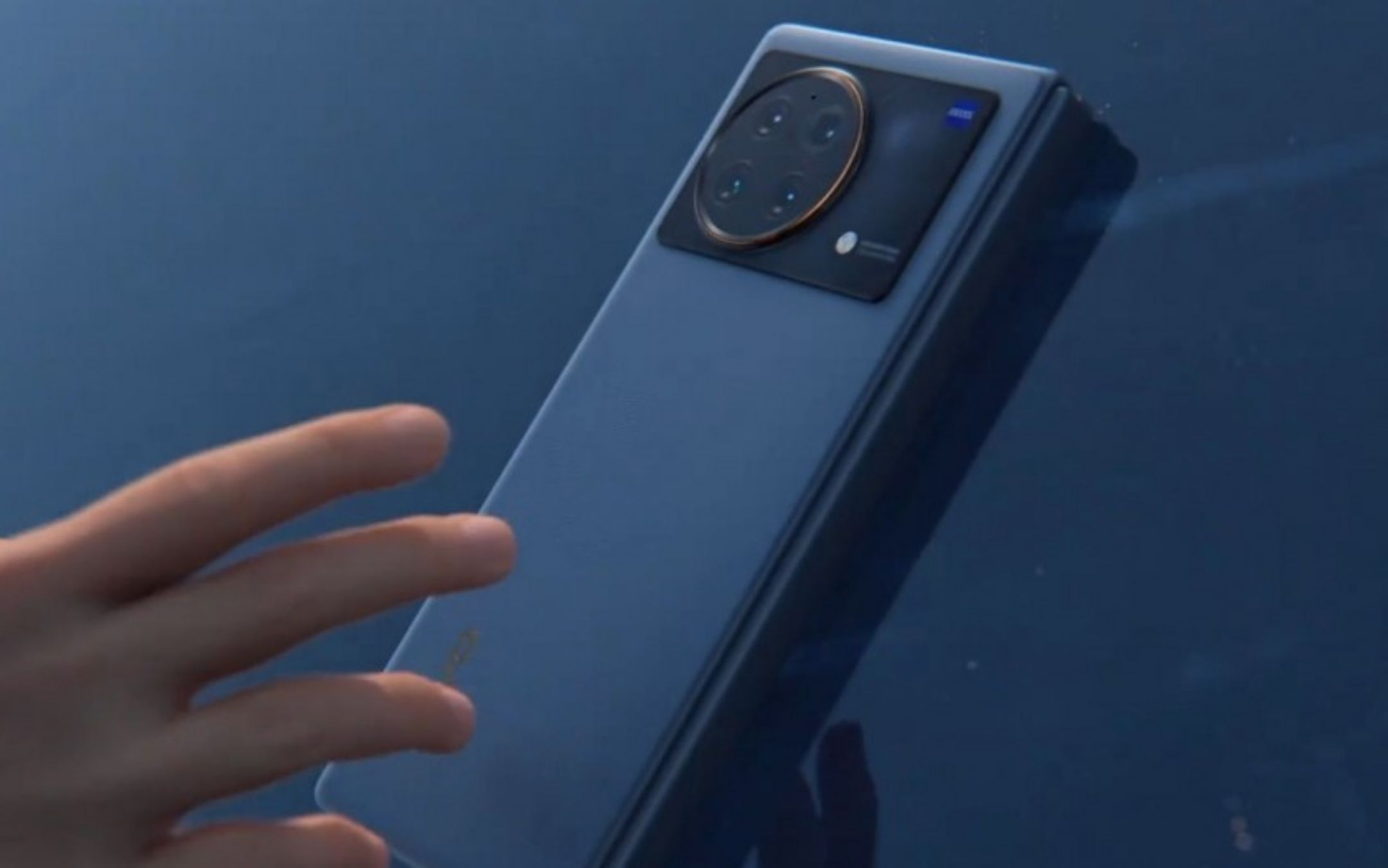 Vivo X Fold: BELLISSIMO nel suo primo video UFFICIALE