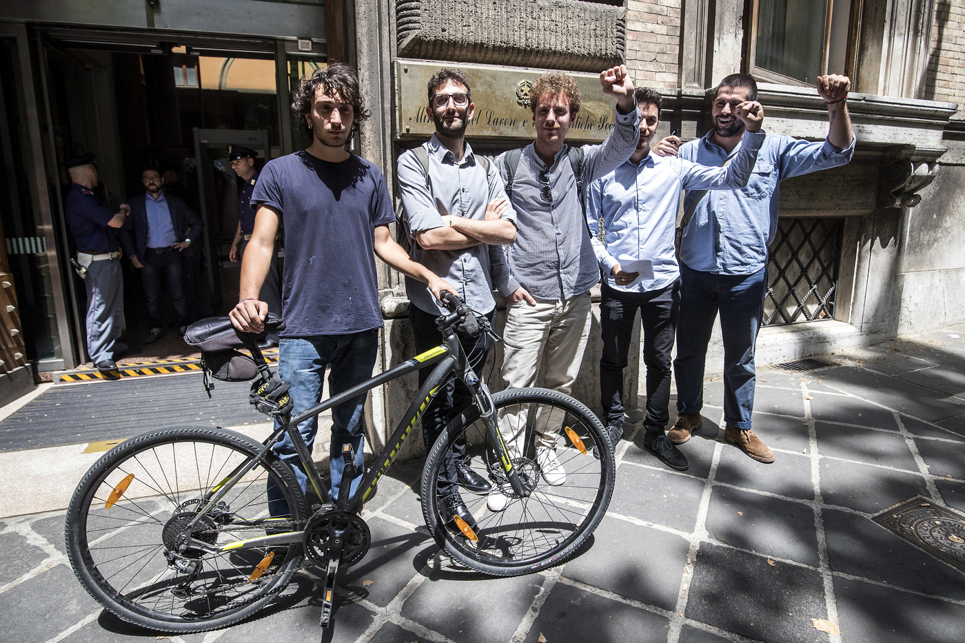 Ministero del Lavoro, pronta la norma per i riders. I sindacati insorgono: “Nessun confronto con parti sociali