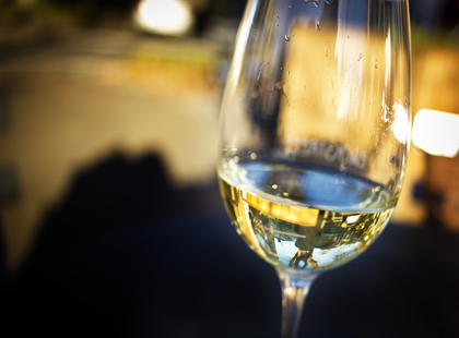 Vino: boom di enoteche in Italia. 1 su 4 è gestita da donne, il 12% da under 35 anni