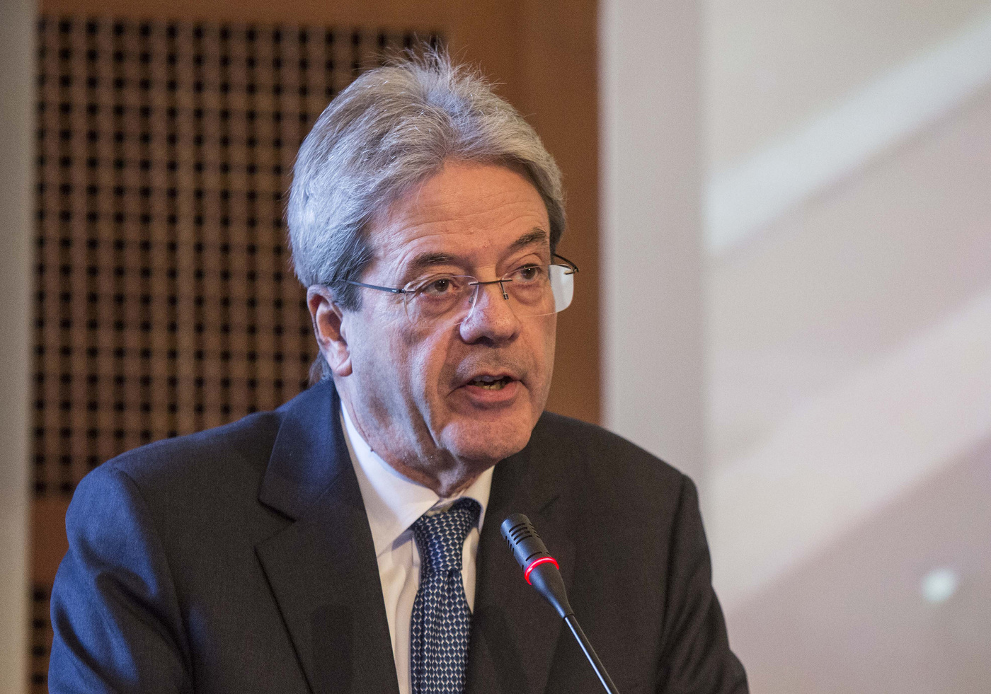 Gentiloni: ‘Debito non scende, Italia rimane in squilibrio macroeconomico eccessivo’. Su coronavirus ‘no panico’