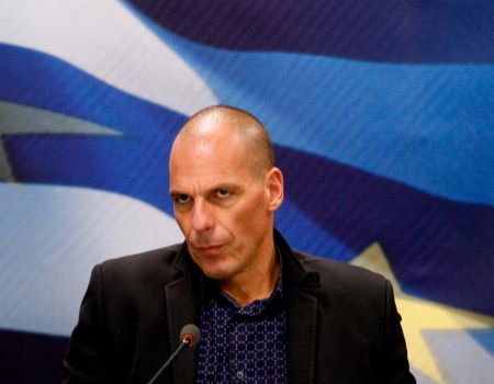 Varoukafis gela la manovra: ‘non c’è alcun reddito di cittadinanza, né alcuna vera flat tax. Niente troika in Italia’