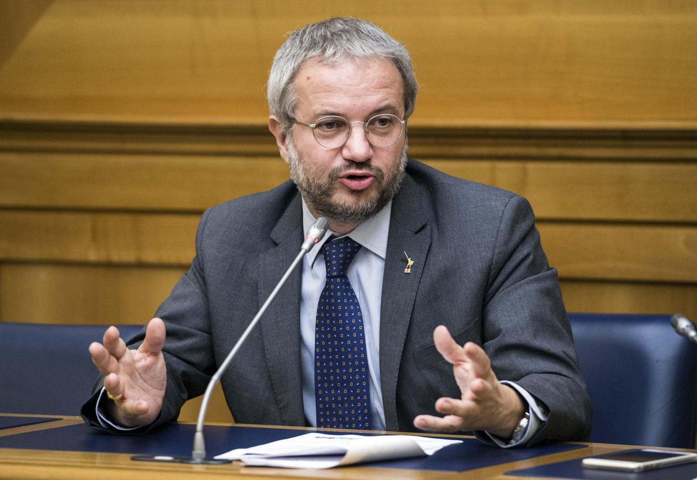 Manovra, Di Maio in crisi su reddito di cittadinanza e sospetto condoni. Borghi: da pace fiscale con maglie strette 5 miliardi a Stato