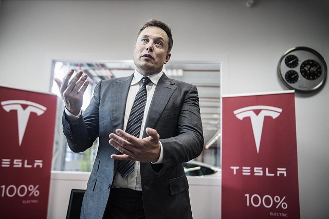 L’uscita di Tesla da Wall Street più vicina: Musk ingaggia i consulenti e tratta con fondo saudita
