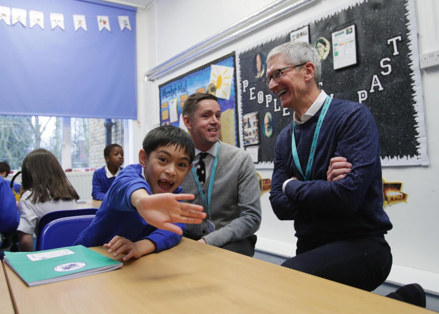 Apple verso taglio produzione iPhone -10%, taglierà anche prezzi? Intanto AD Cook vince bonus record