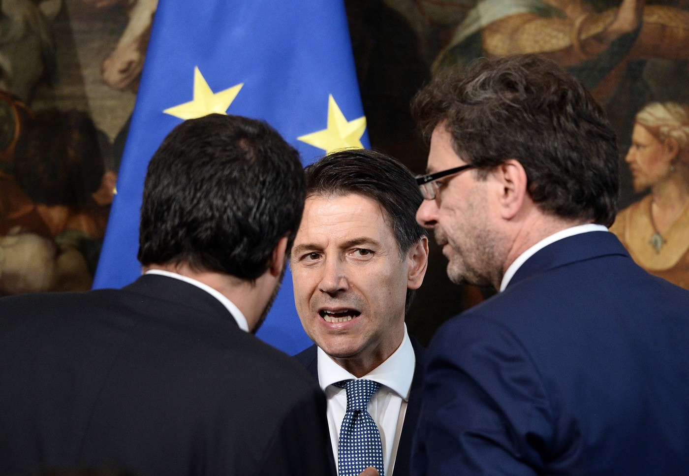 Reddito di cittadinanza, Giorgetti: “Complicazioni non indifferenti”. “Di Maio: “E’ già nella manovra”